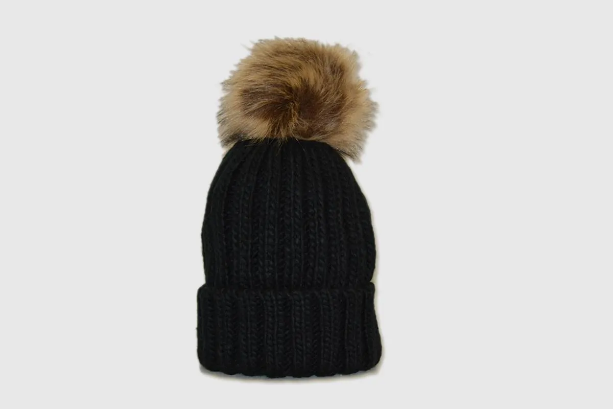 Gorro Adulto con pompón de pelo sintético extraíble color negro - inicial bordada