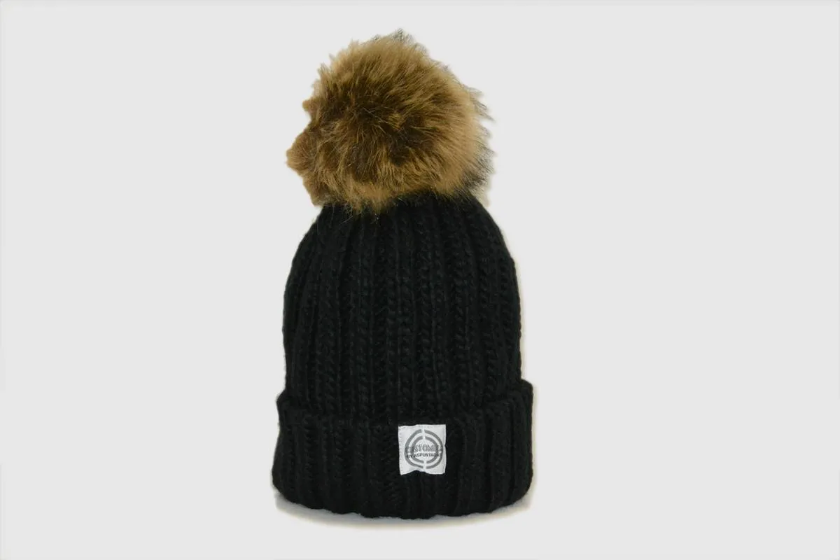 Gorro Adulto con pompón de pelo sintético extraíble color negro - inicial bordada