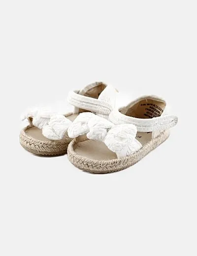 H&M Sandalia blanca detalle lazo