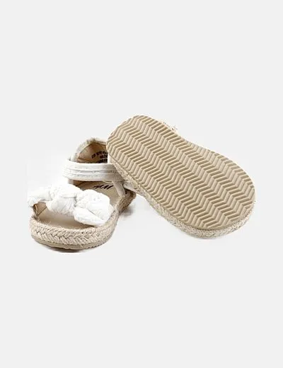 H&M Sandalia blanca detalle lazo