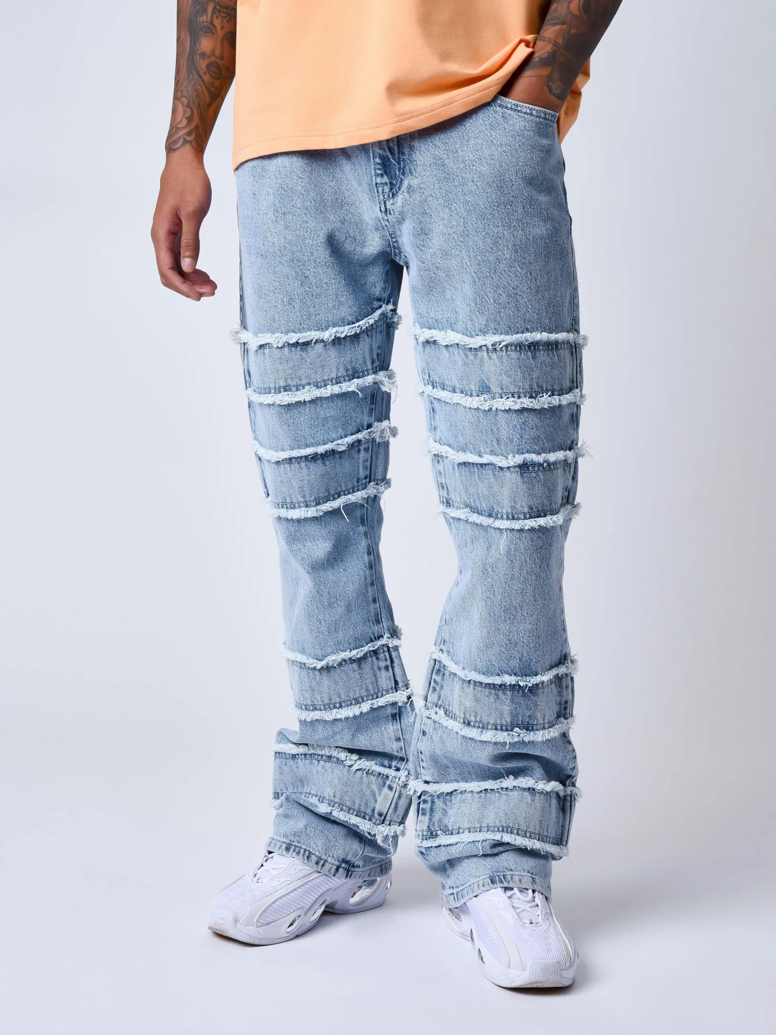 Jeans acampanada con detalle deshilachado