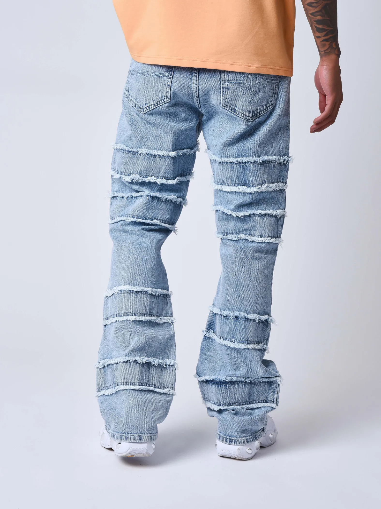 Jeans acampanada con detalle deshilachado