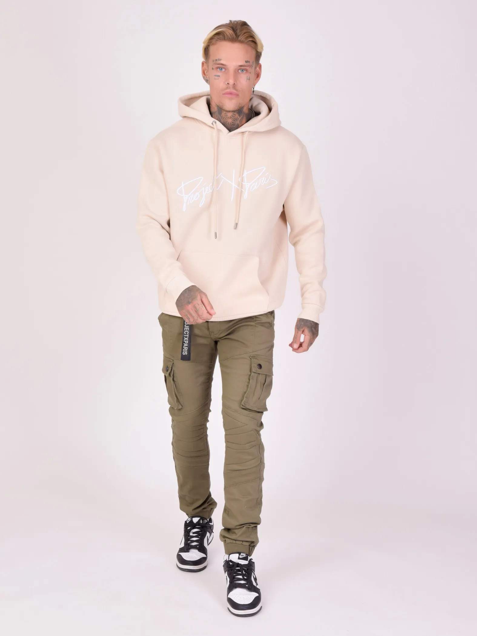 Jeans cargo slim con detalle de costuras