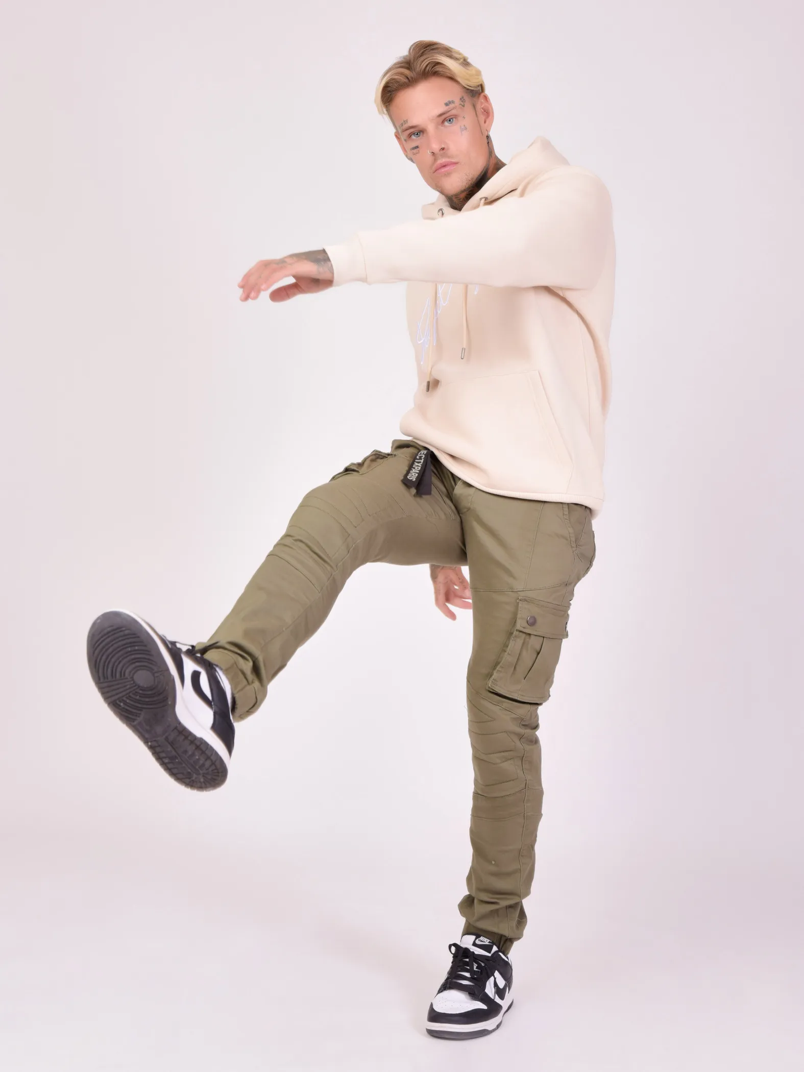 Jeans cargo slim con detalle de costuras