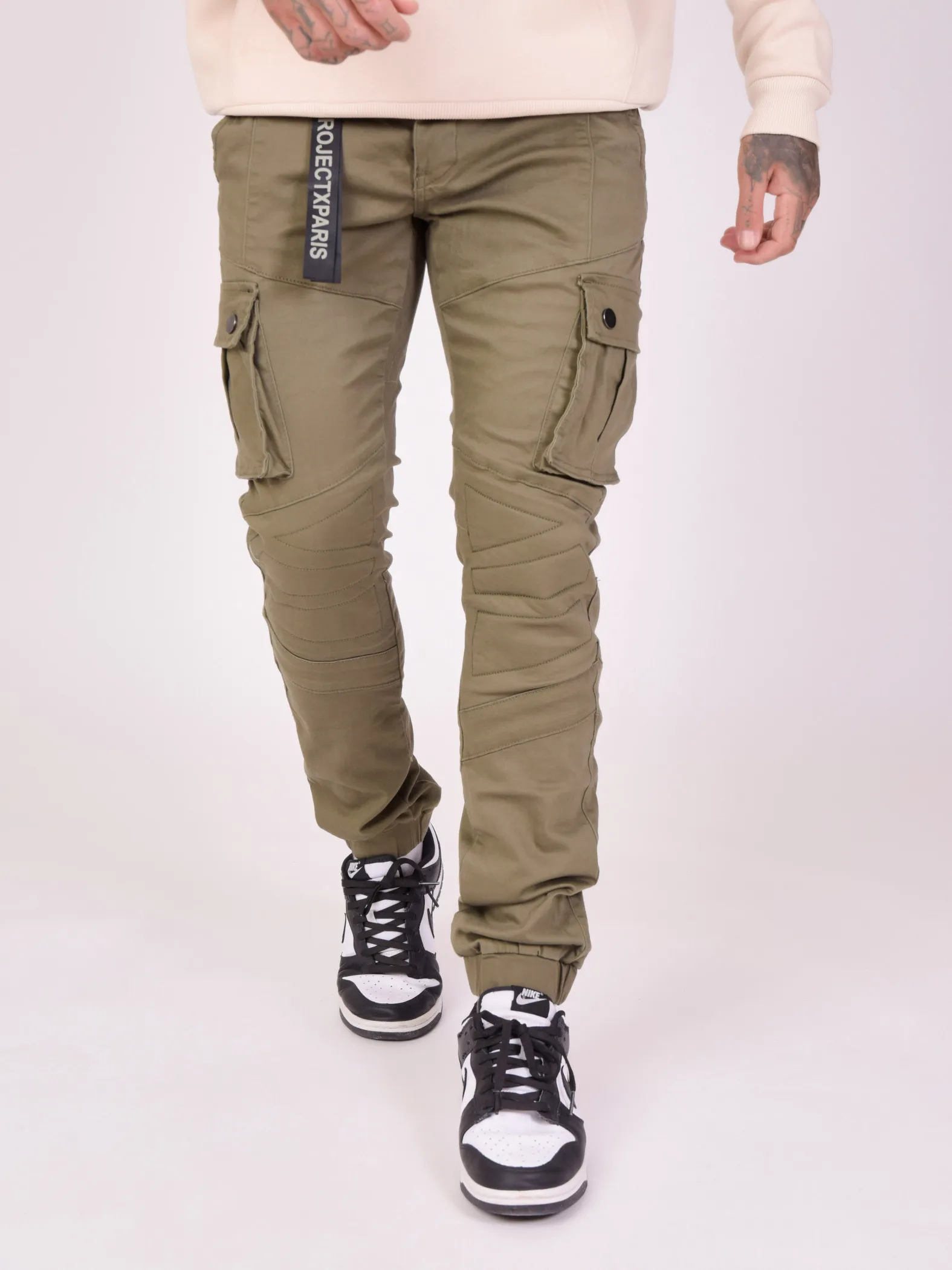Jeans cargo slim con detalle de costuras