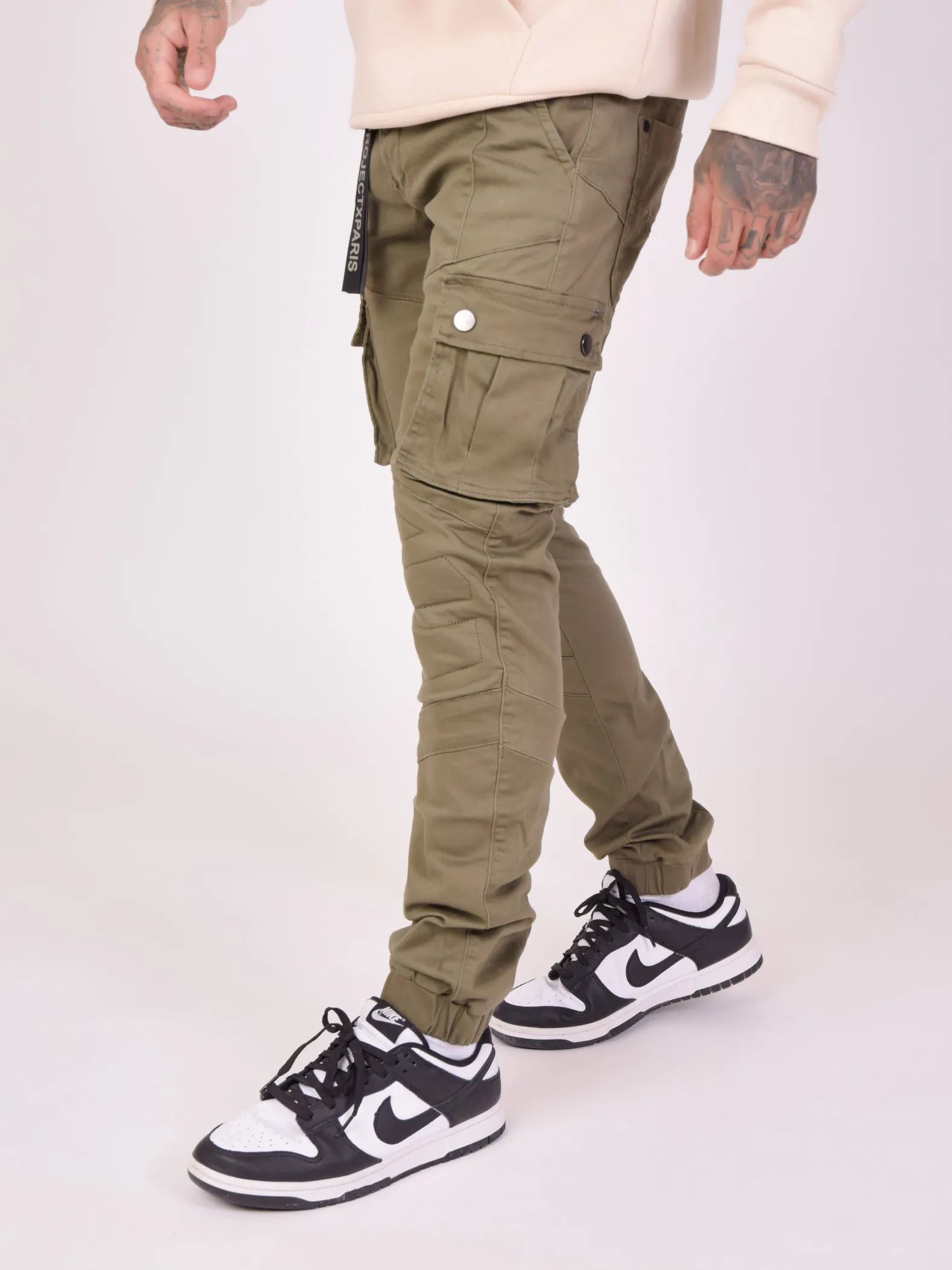 Jeans cargo slim con detalle de costuras