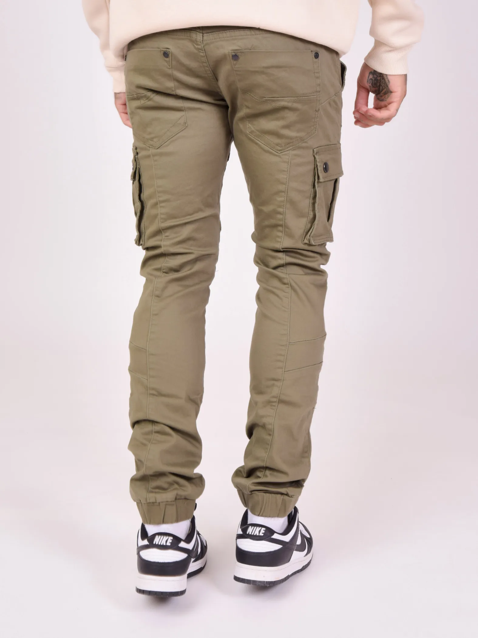 Jeans cargo slim con detalle de costuras