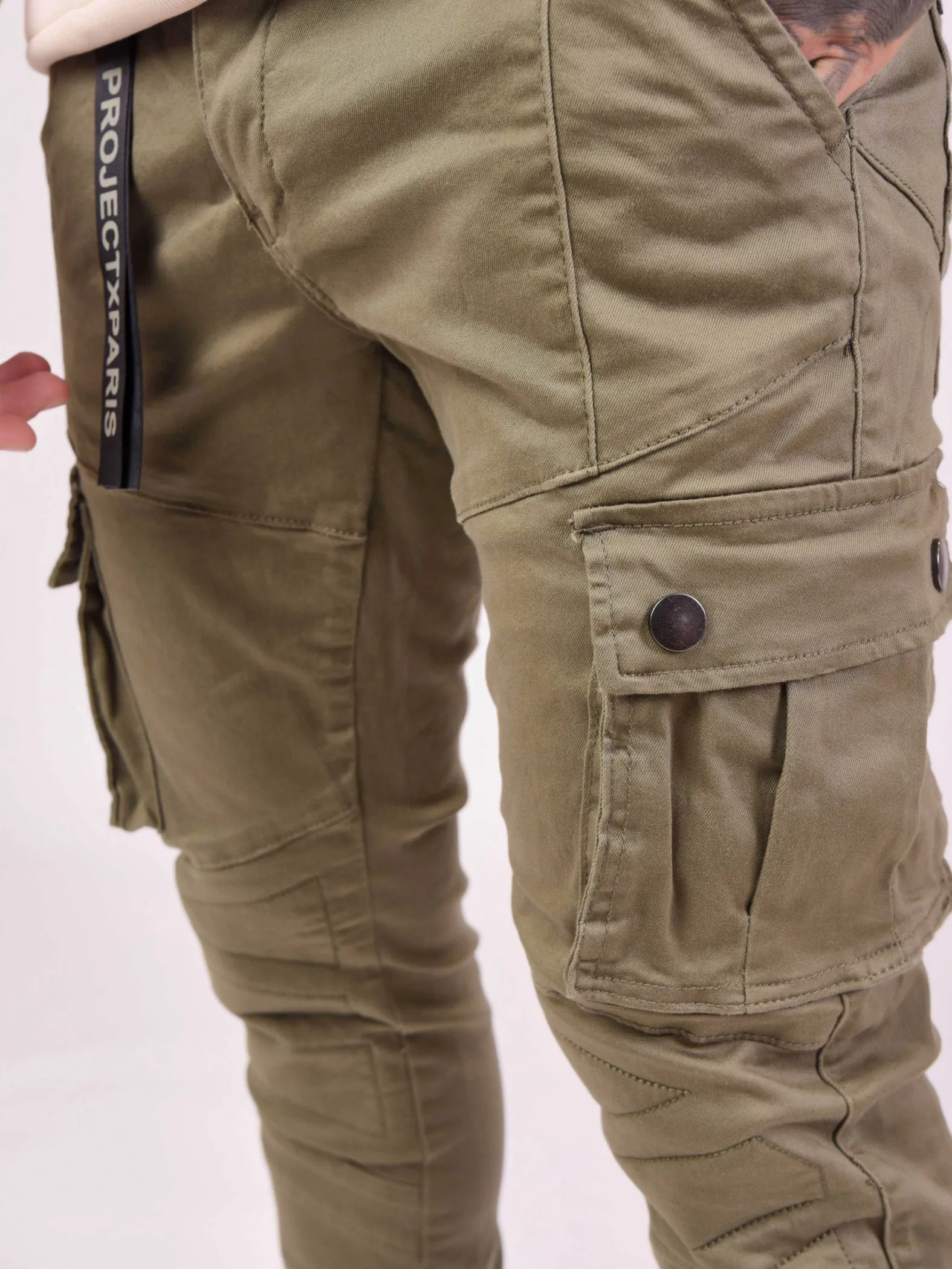 Jeans cargo slim con detalle de costuras