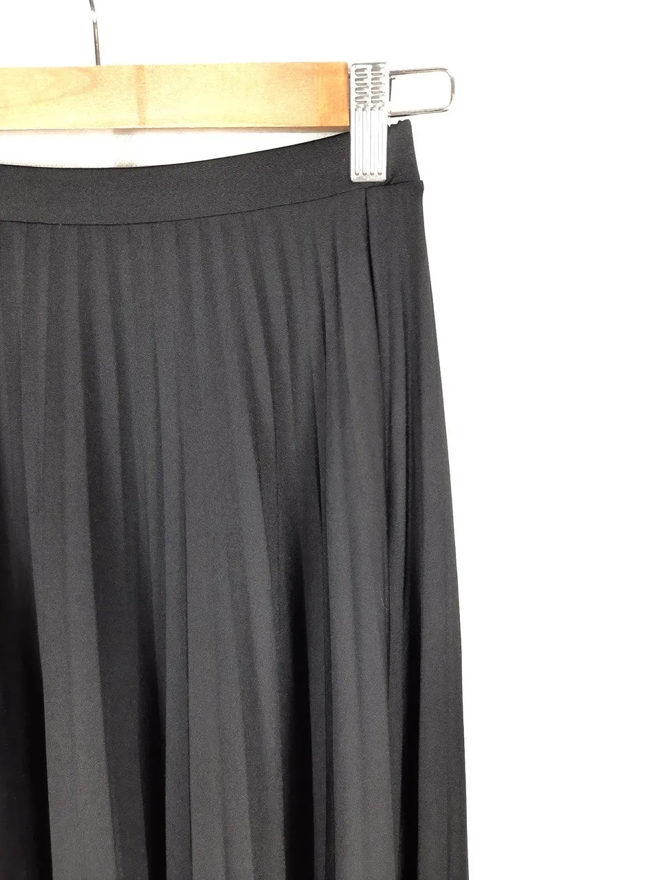 MarketBERSHKA. Falda negra plisada T.xs