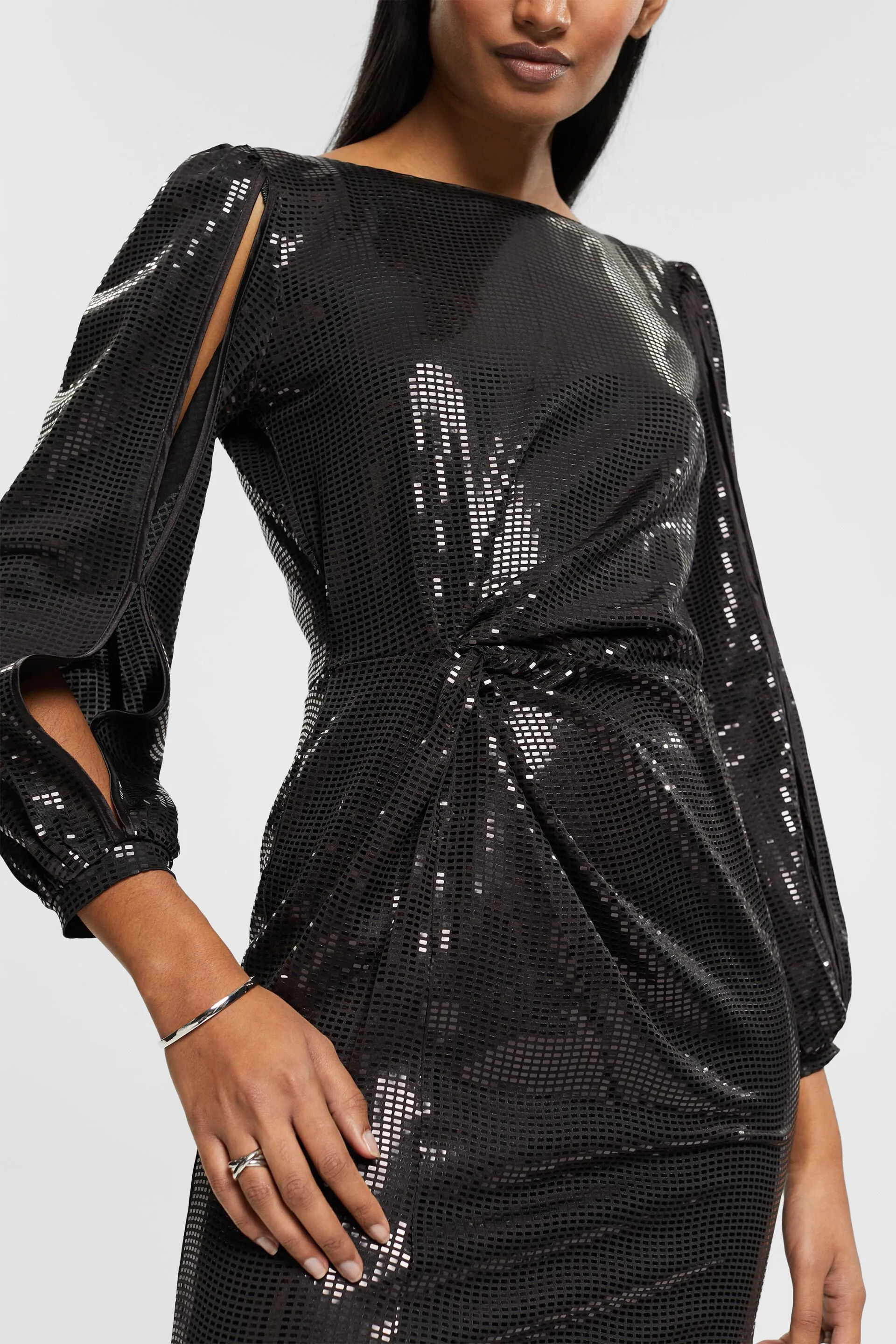 Minivestido con aplicaciones allover