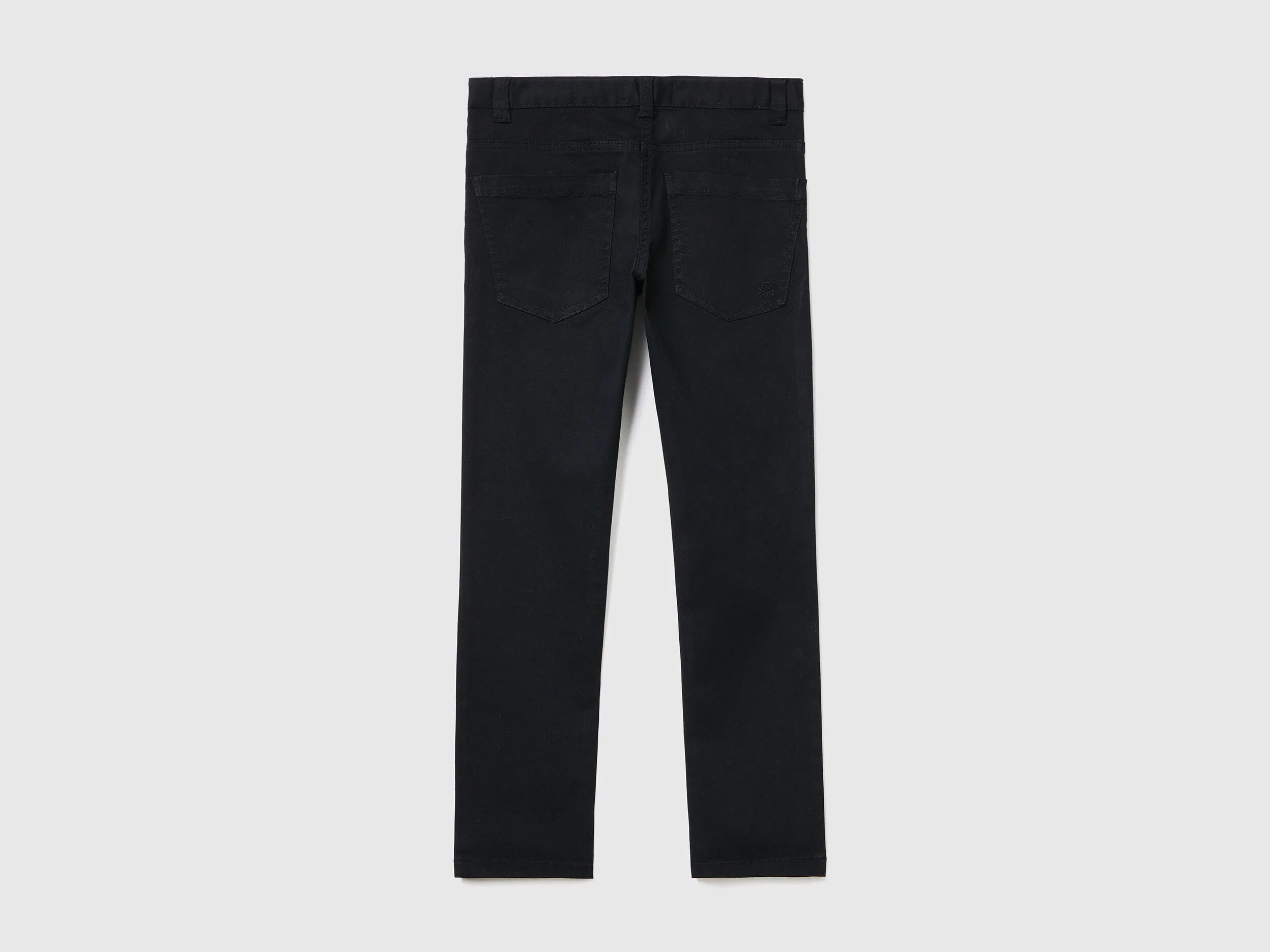 Pantalón ceñido con cinco bolsillos