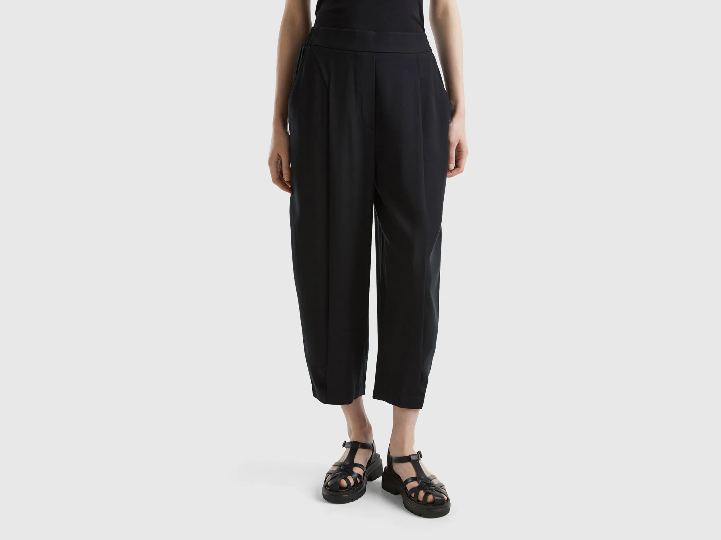Pantalón cropped con pliegues