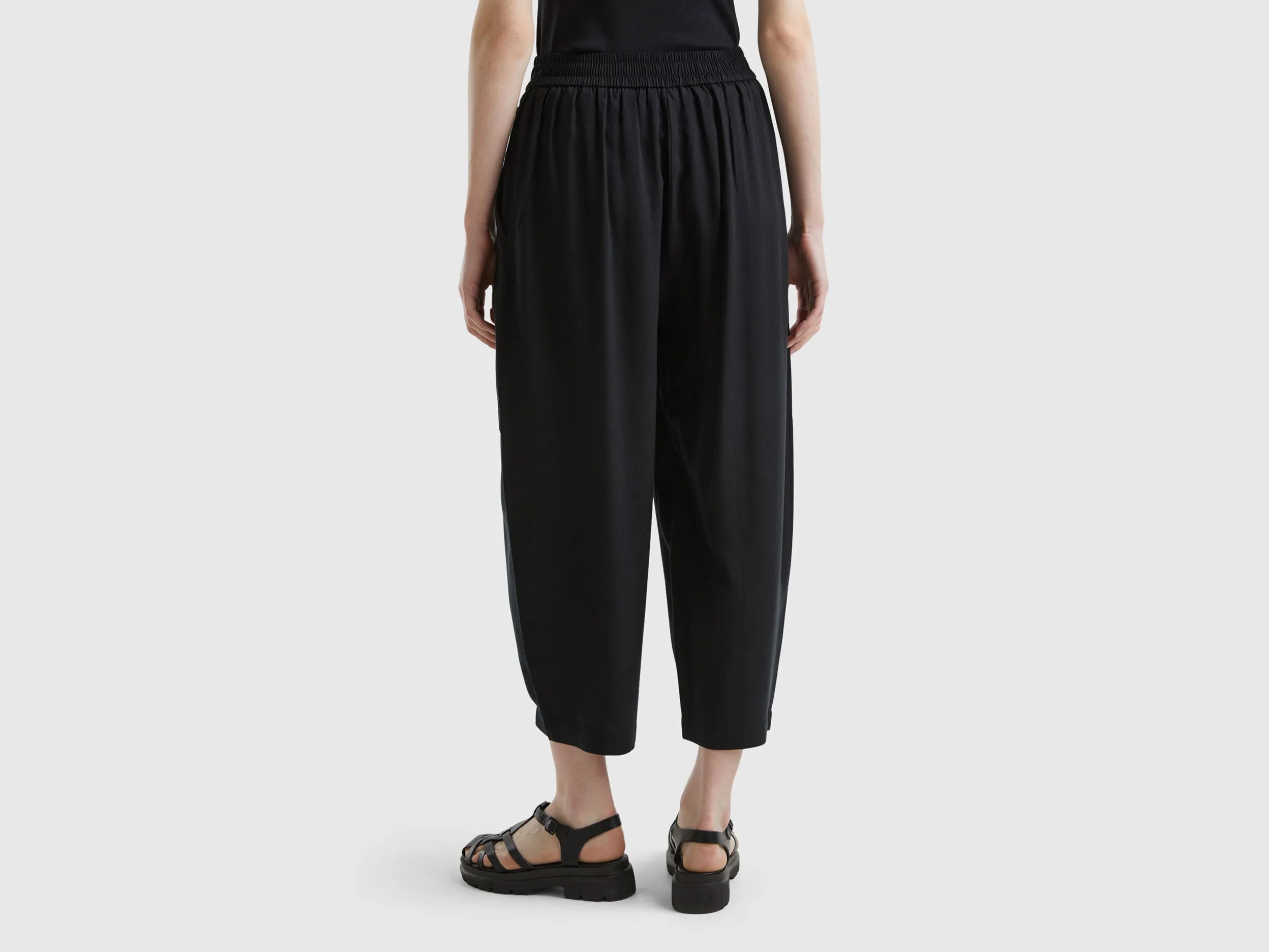 Pantalón cropped con pliegues