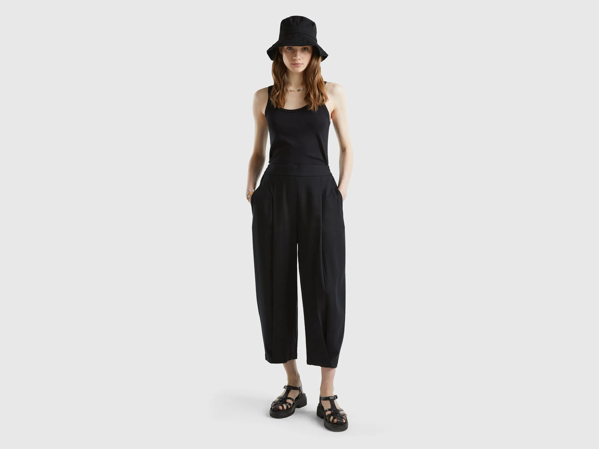 Pantalón cropped con pliegues
