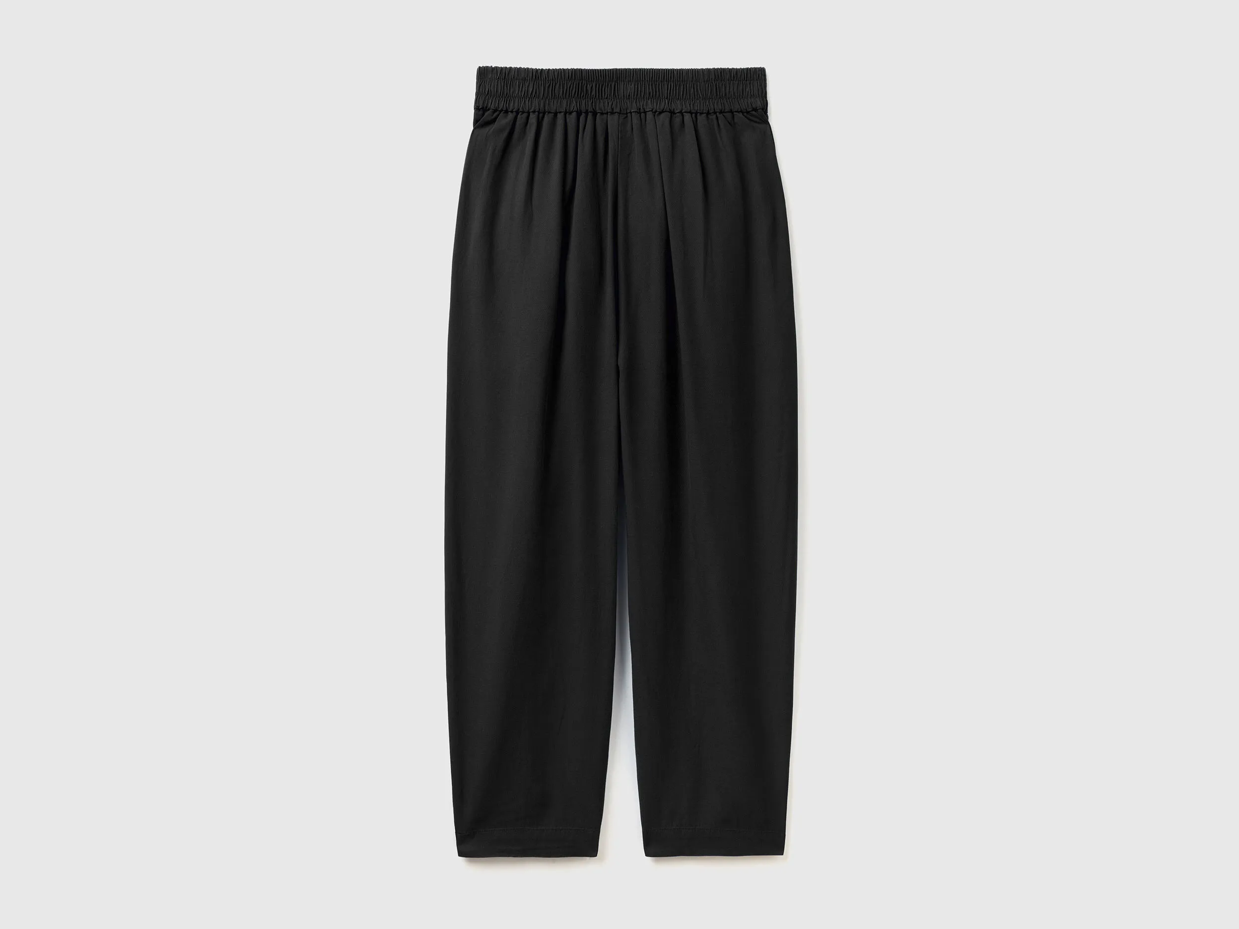 Pantalón cropped con pliegues