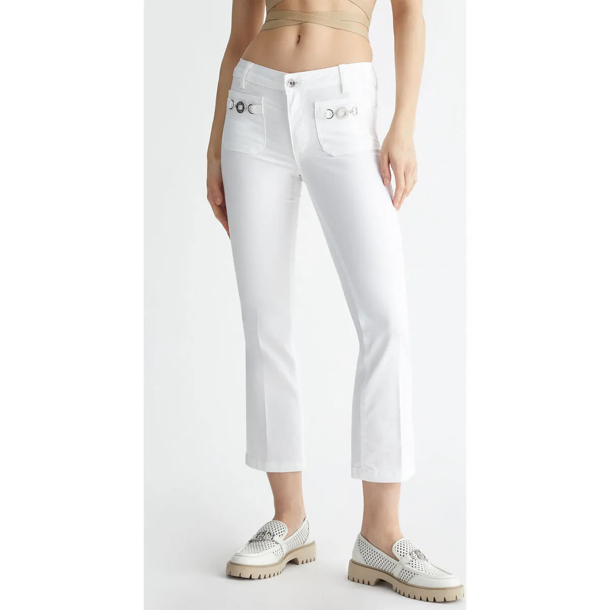 Pantalón acampanado blanco con aplicaciones