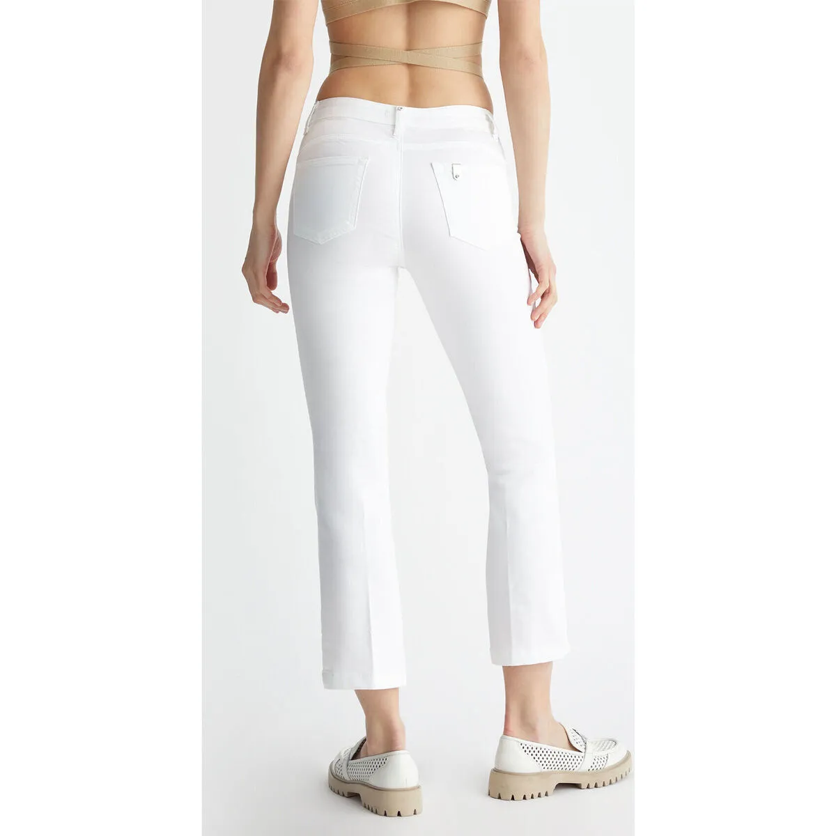 Pantalón acampanado blanco con aplicaciones