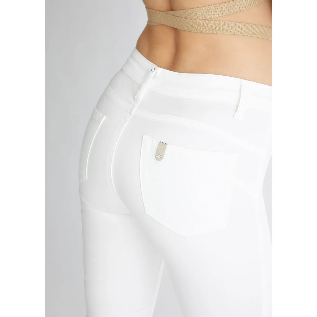 Pantalón acampanado blanco con aplicaciones