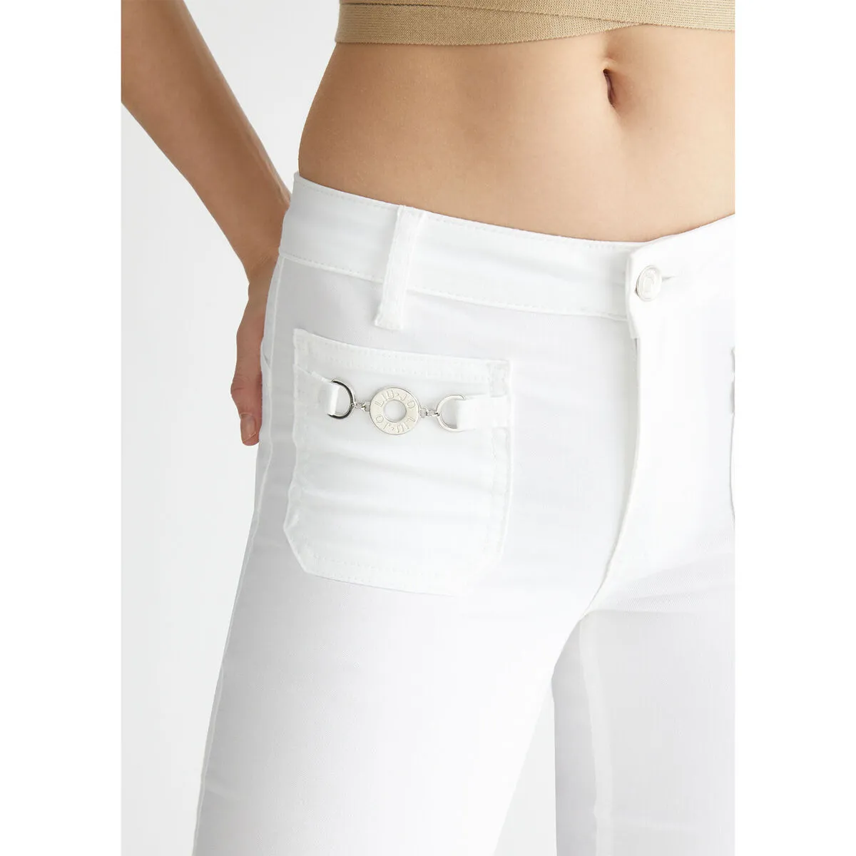 Pantalón acampanado blanco con aplicaciones
