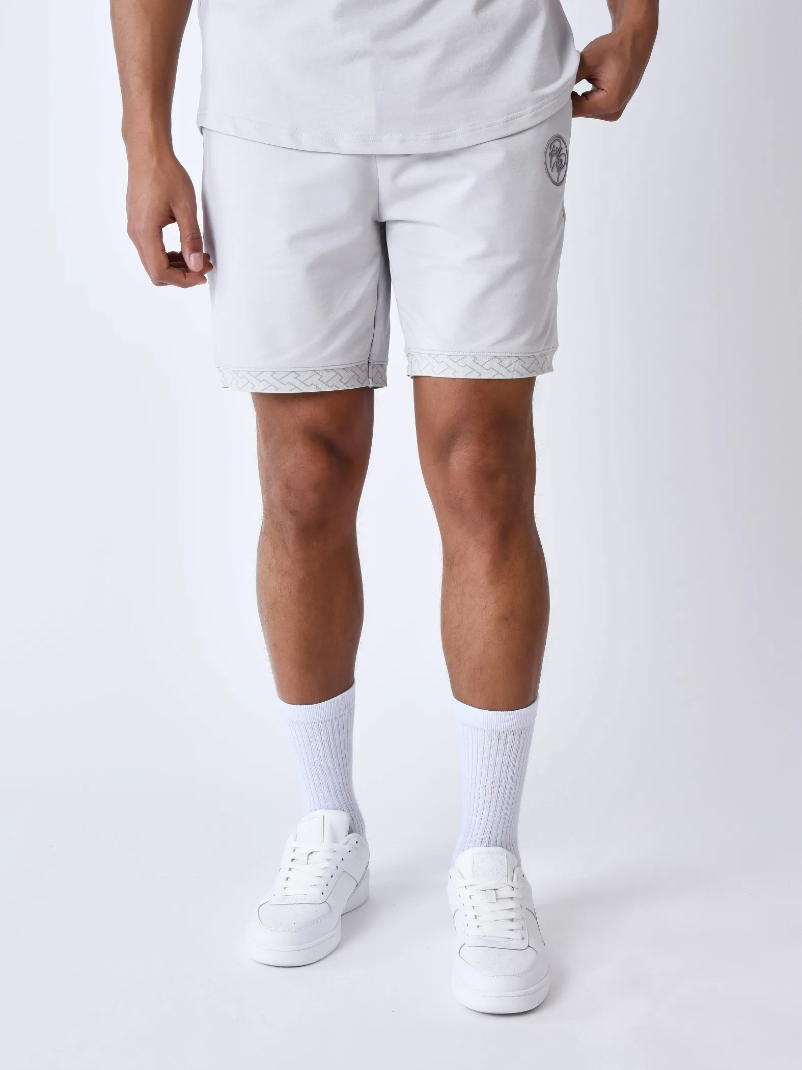 Pantalón corto con detalle de tejido laberíntico
