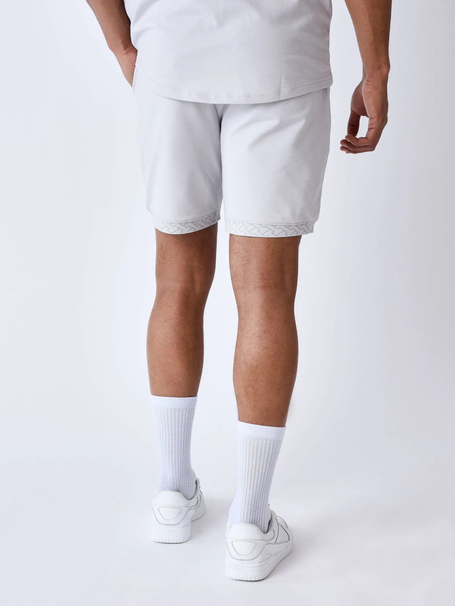 Pantalón corto con detalle de tejido laberíntico