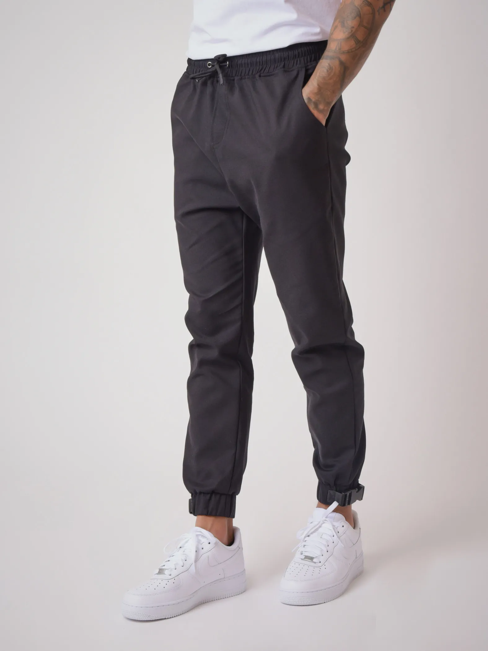 Pantalón de chándal con detalle de pinza 