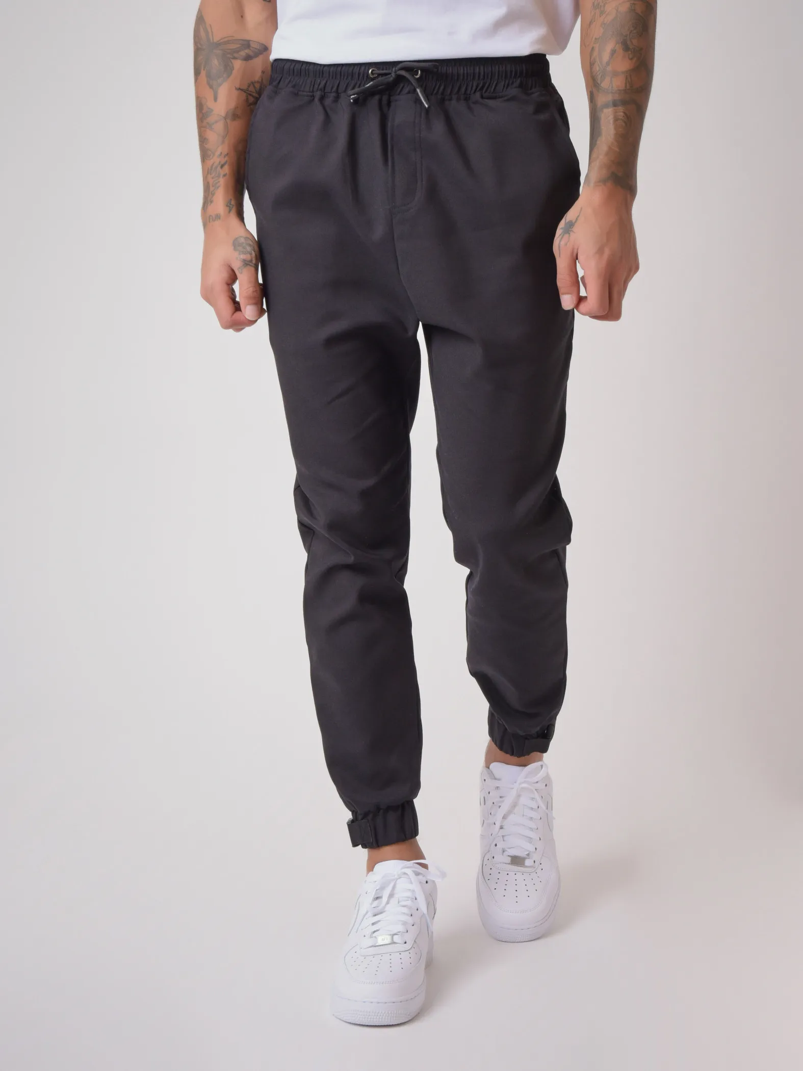 Pantalón de chándal con detalle de pinza 