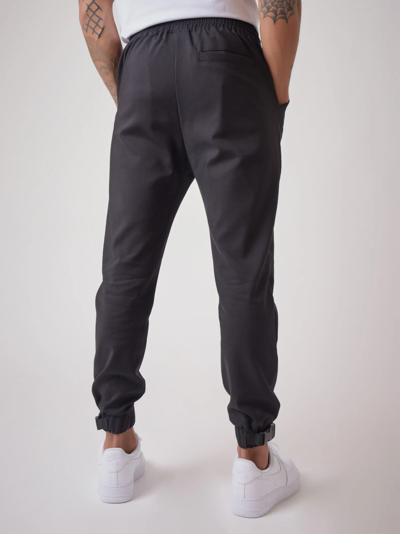 Pantalón de chándal con detalle de pinza 