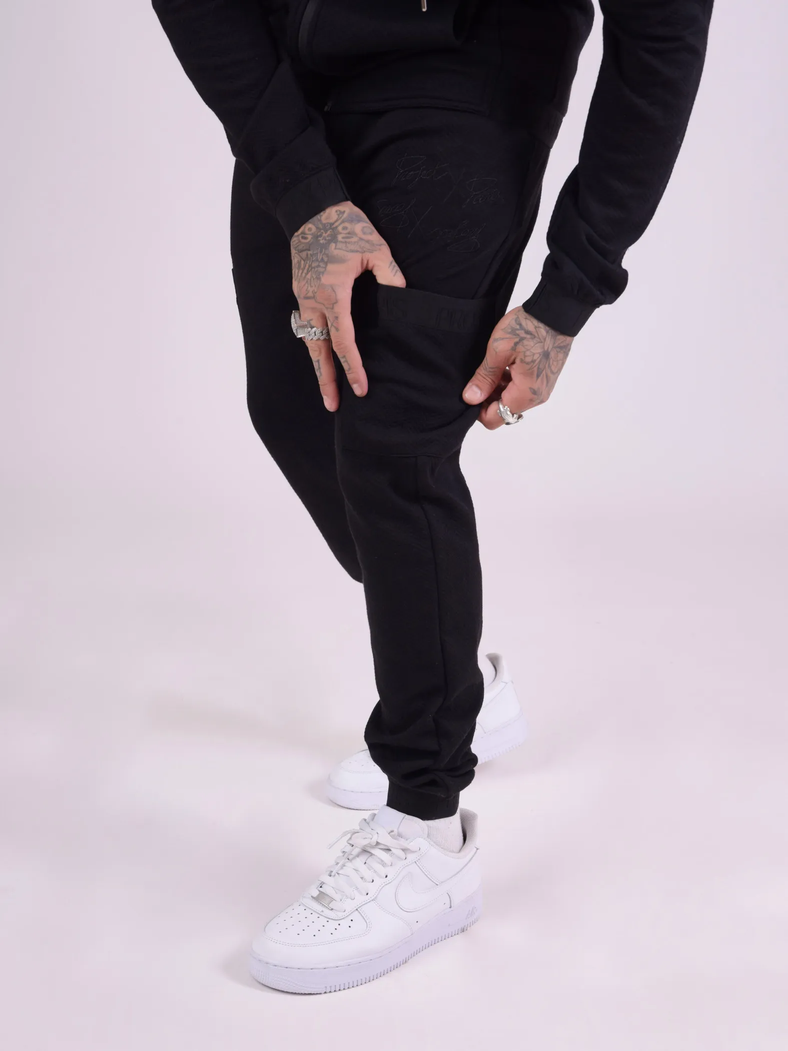 Pantalón de chándal en tejido texturizado y detalles elásticos deportivos