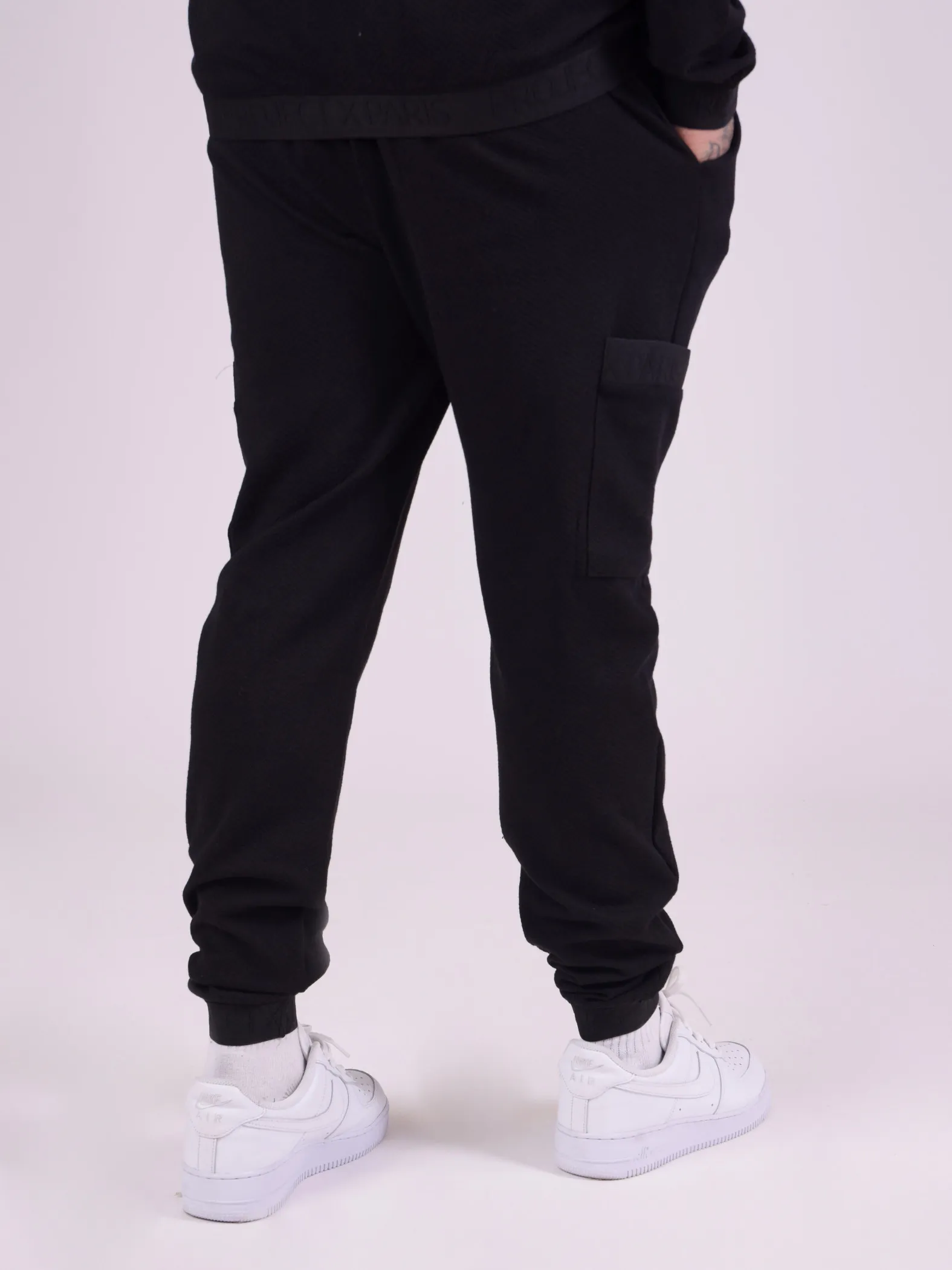 Pantalón de chándal en tejido texturizado y detalles elásticos deportivos