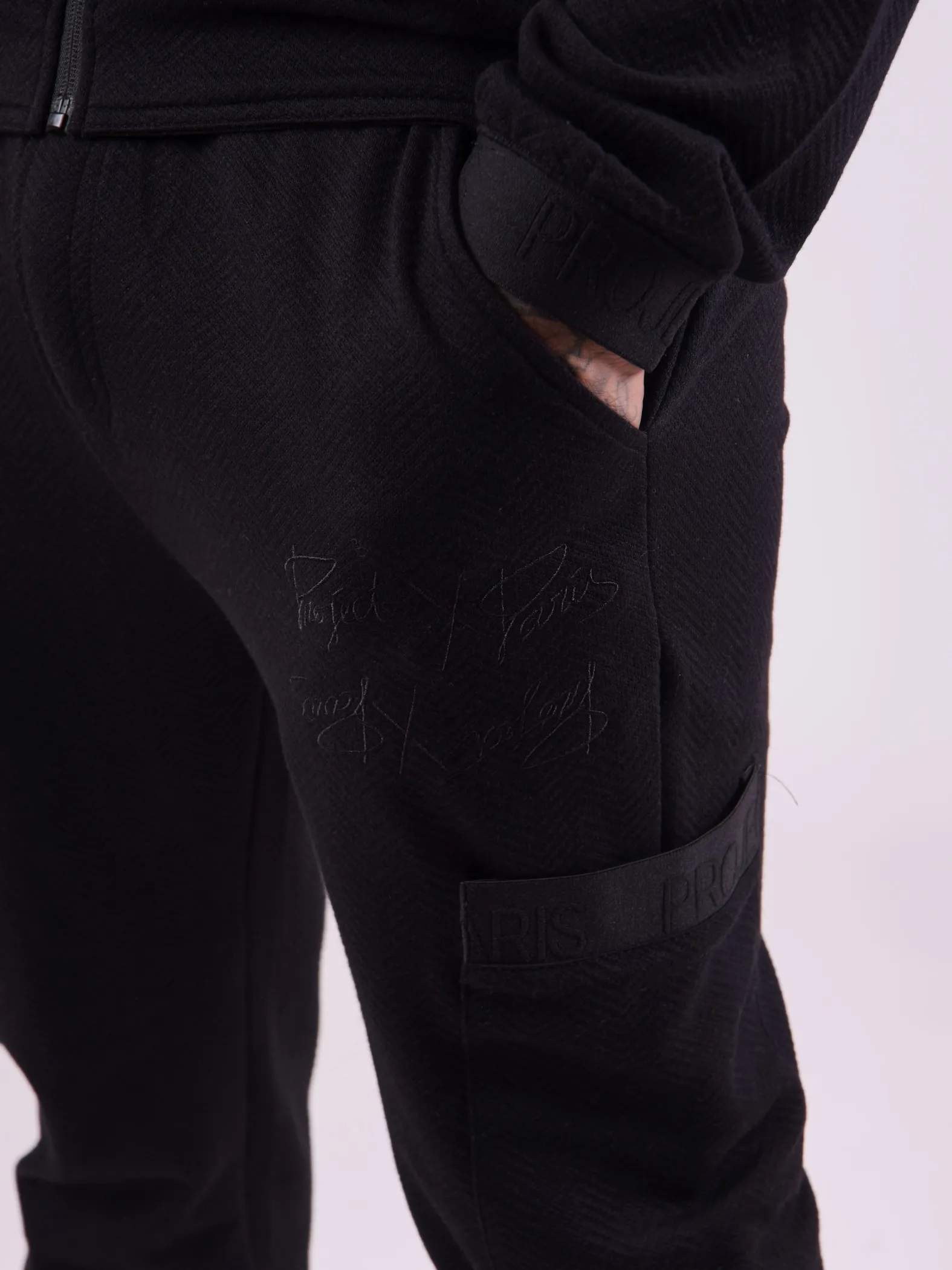 Pantalón de chándal en tejido texturizado y detalles elásticos deportivos