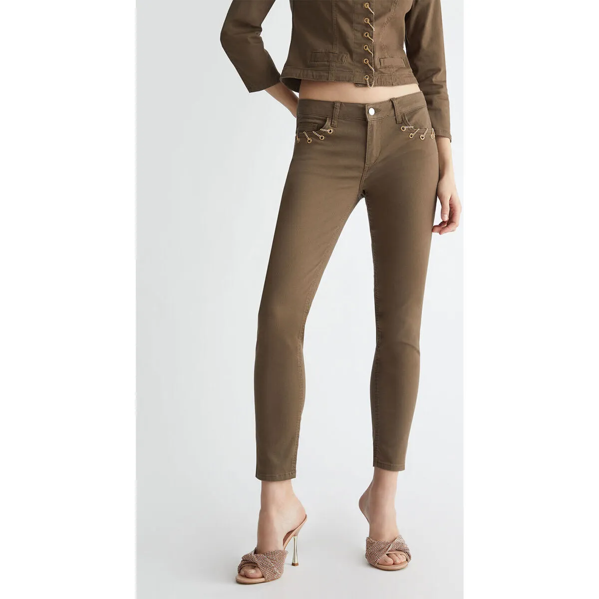 Pantalón pitillo verde con aplicaciones
