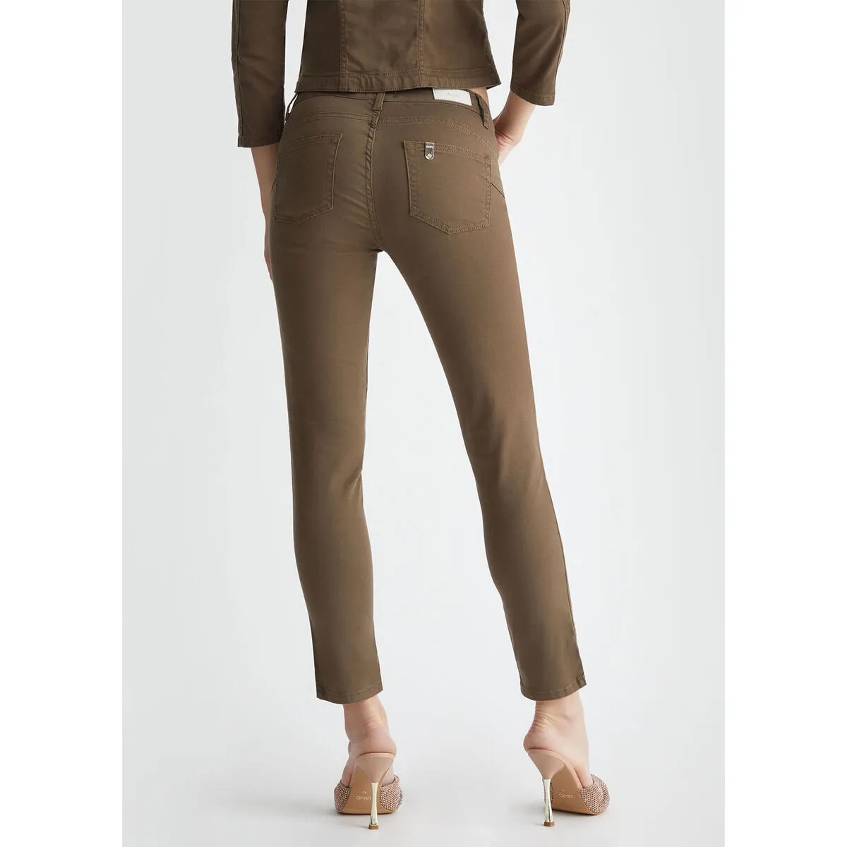 Pantalón pitillo verde con aplicaciones