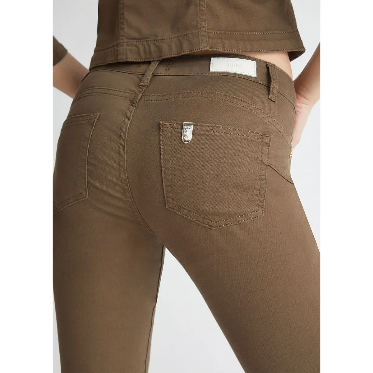 Pantalón pitillo verde con aplicaciones