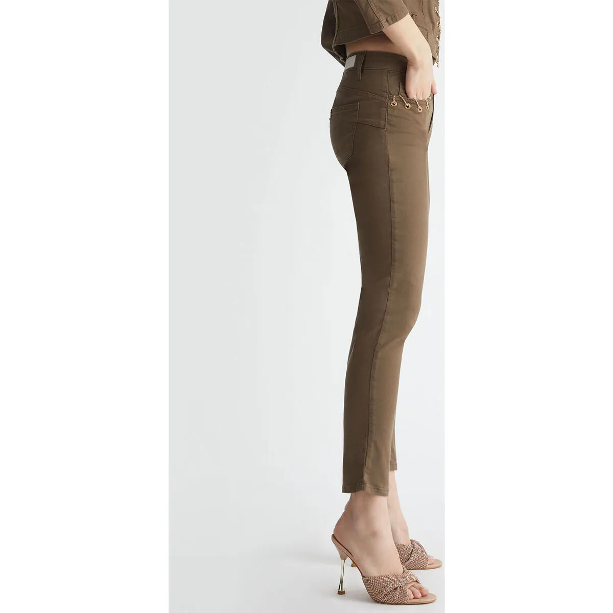 Pantalón pitillo verde con aplicaciones