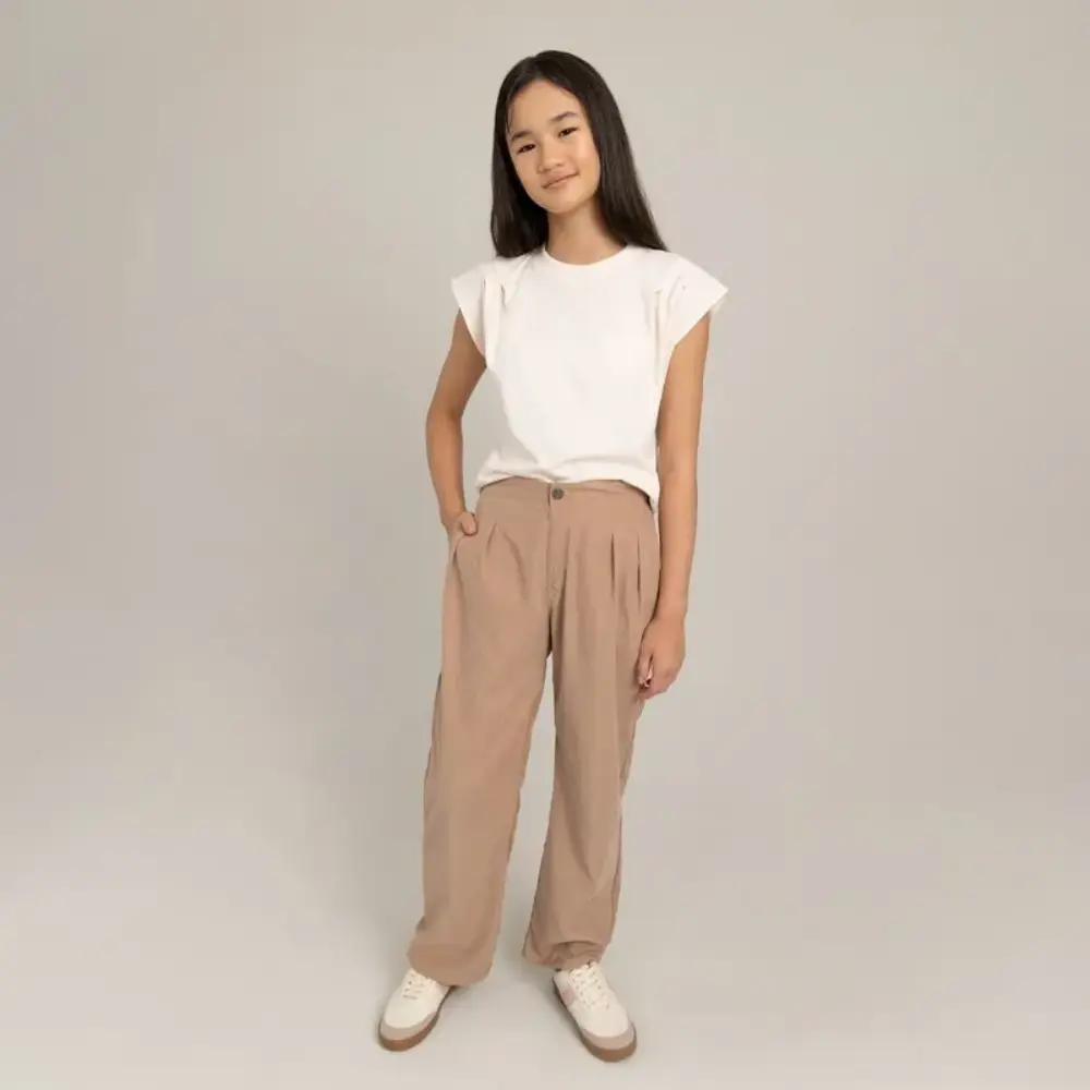 Pantalón silueta amplia con detalle