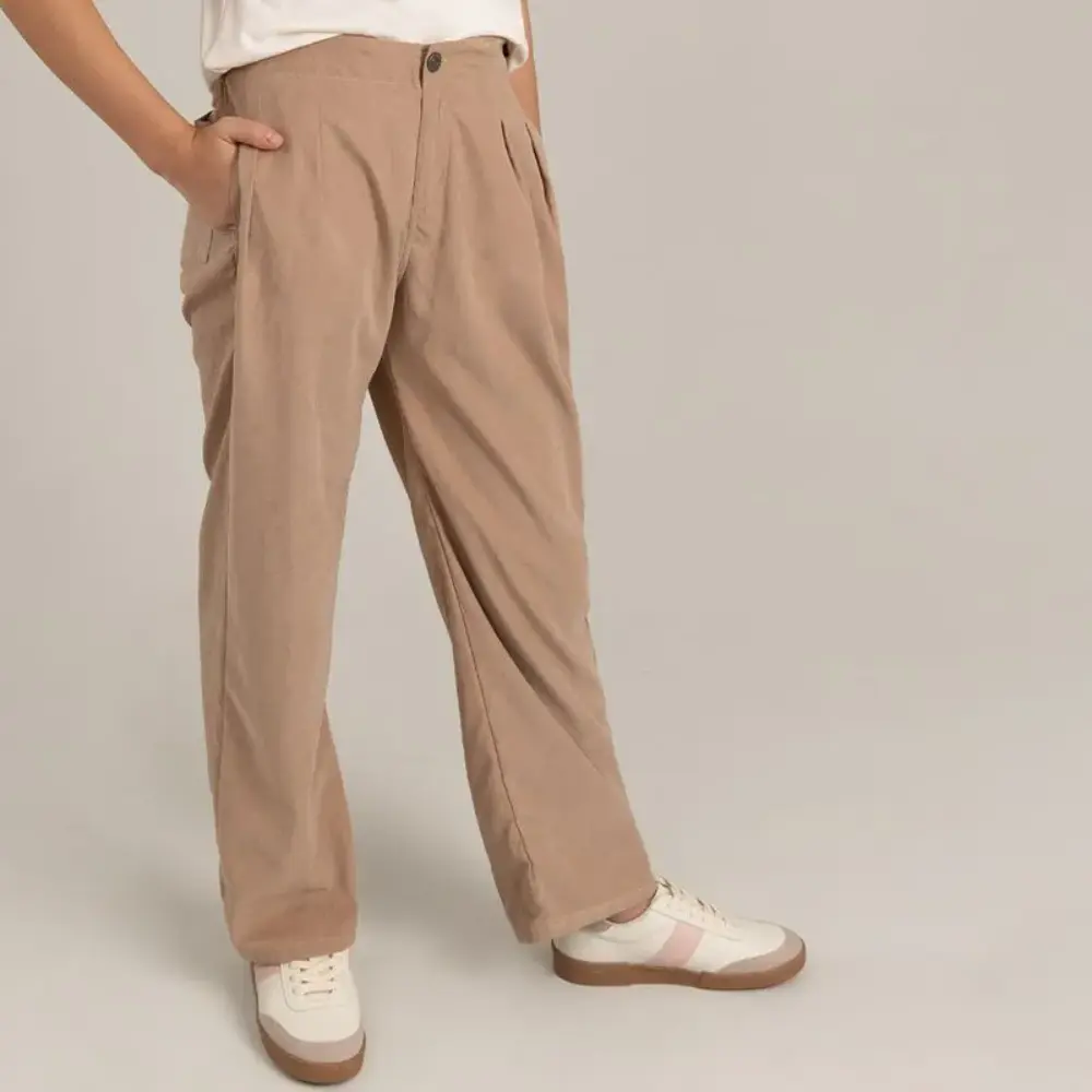 Pantalón silueta amplia con detalle