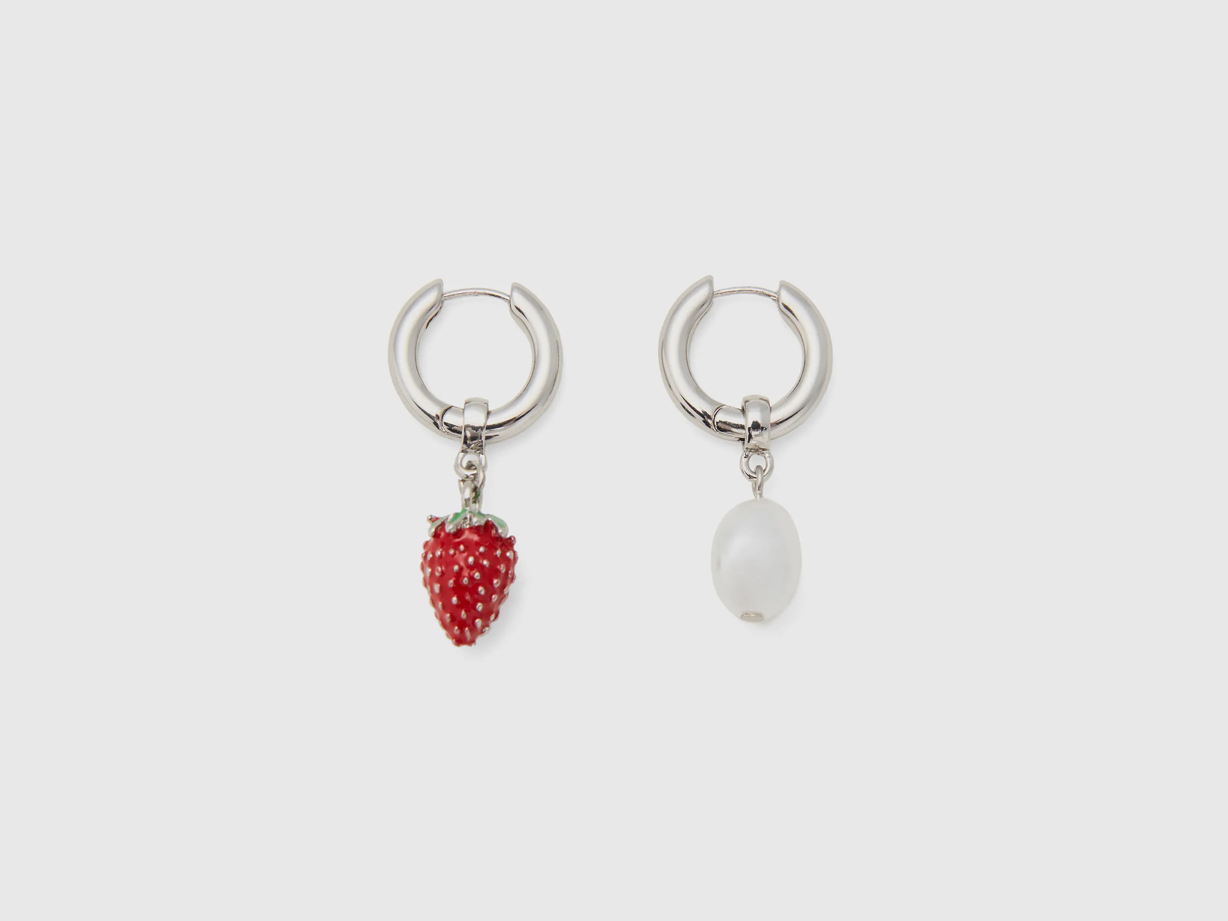 Pendientes con colgante de fresa roja y perla blanca