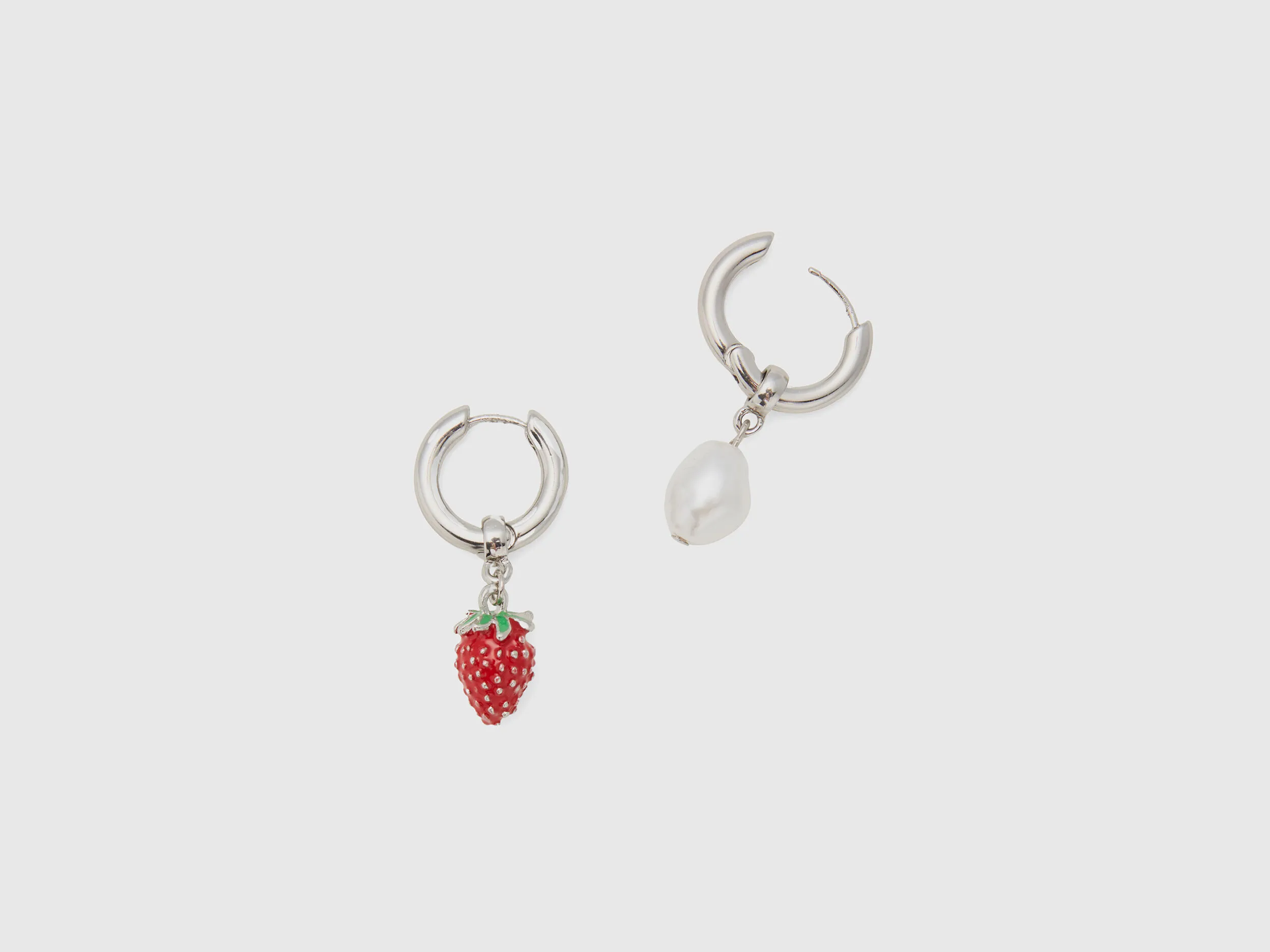 Pendientes con colgante de fresa roja y perla blanca