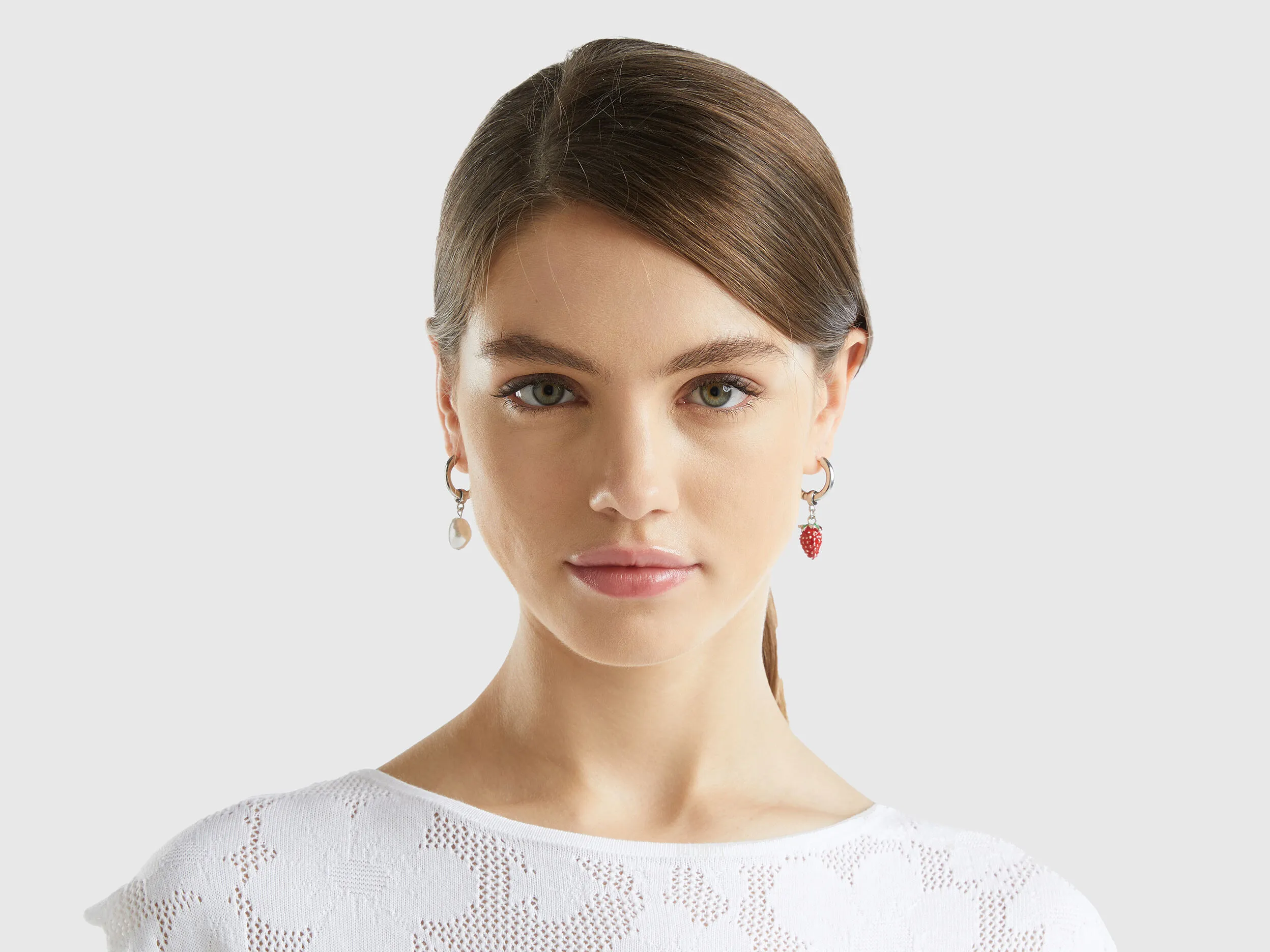 Pendientes con colgante de fresa roja y perla blanca