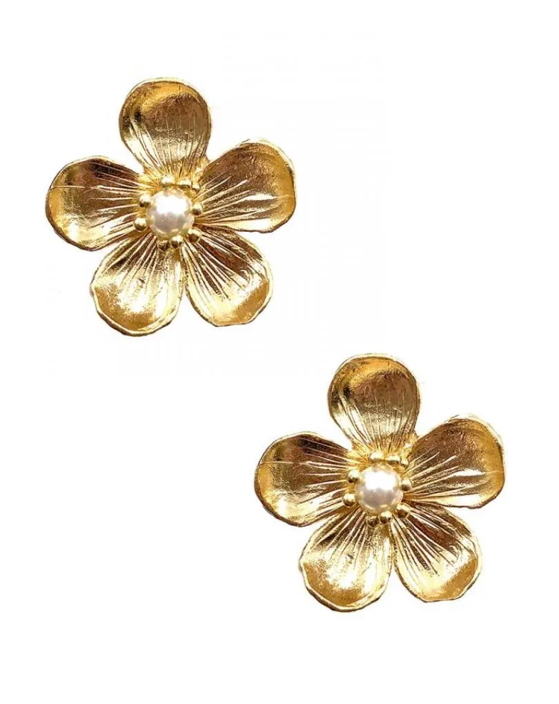 PENDIENTES CORTOS DORADOS DE FLORES CON DETALLE DE PERLA