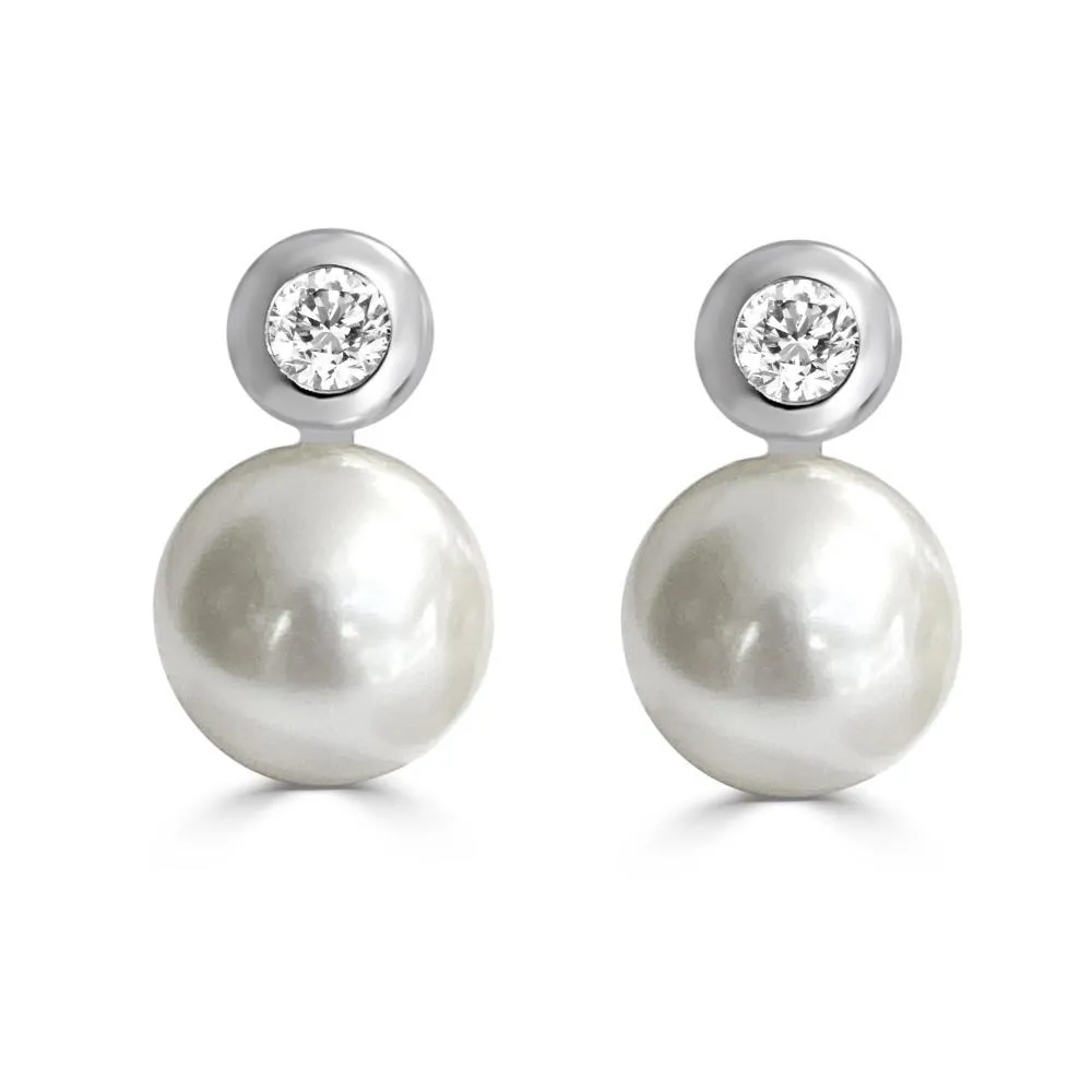 Pendientes de oro blanco 18k con chatón de 4mm y perla de 12mm con cierre omega
