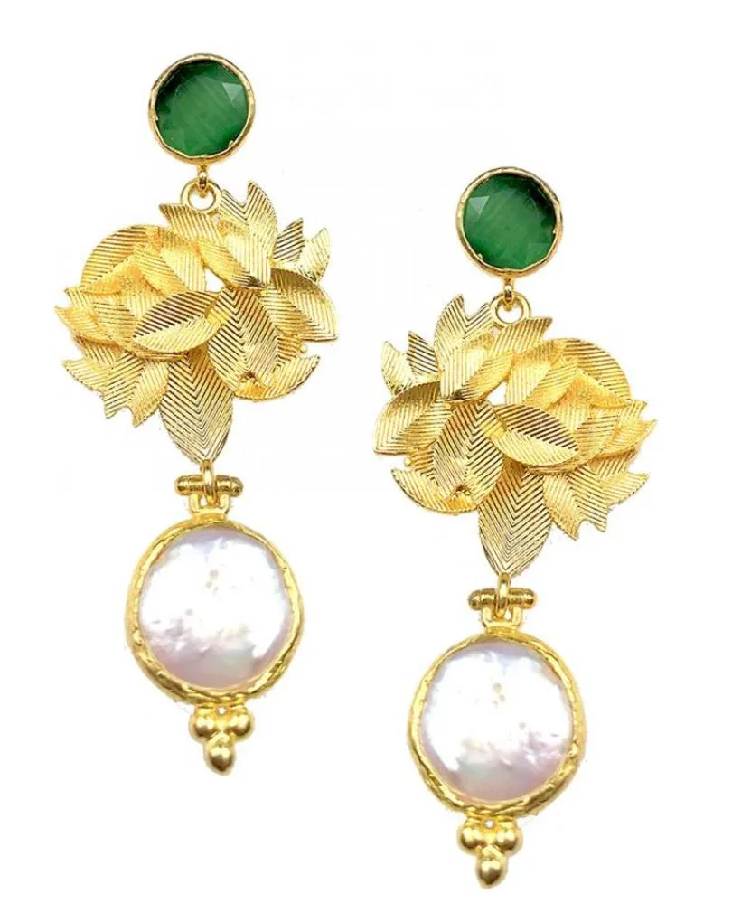 PENDIENTES LARGOS DORADOS CON DETALLE VERDE CON PERLAS