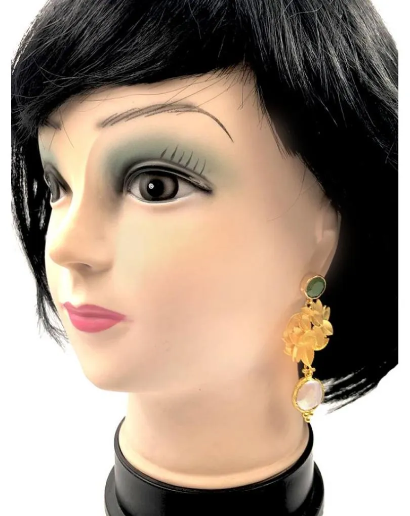PENDIENTES LARGOS DORADOS CON DETALLE VERDE CON PERLAS