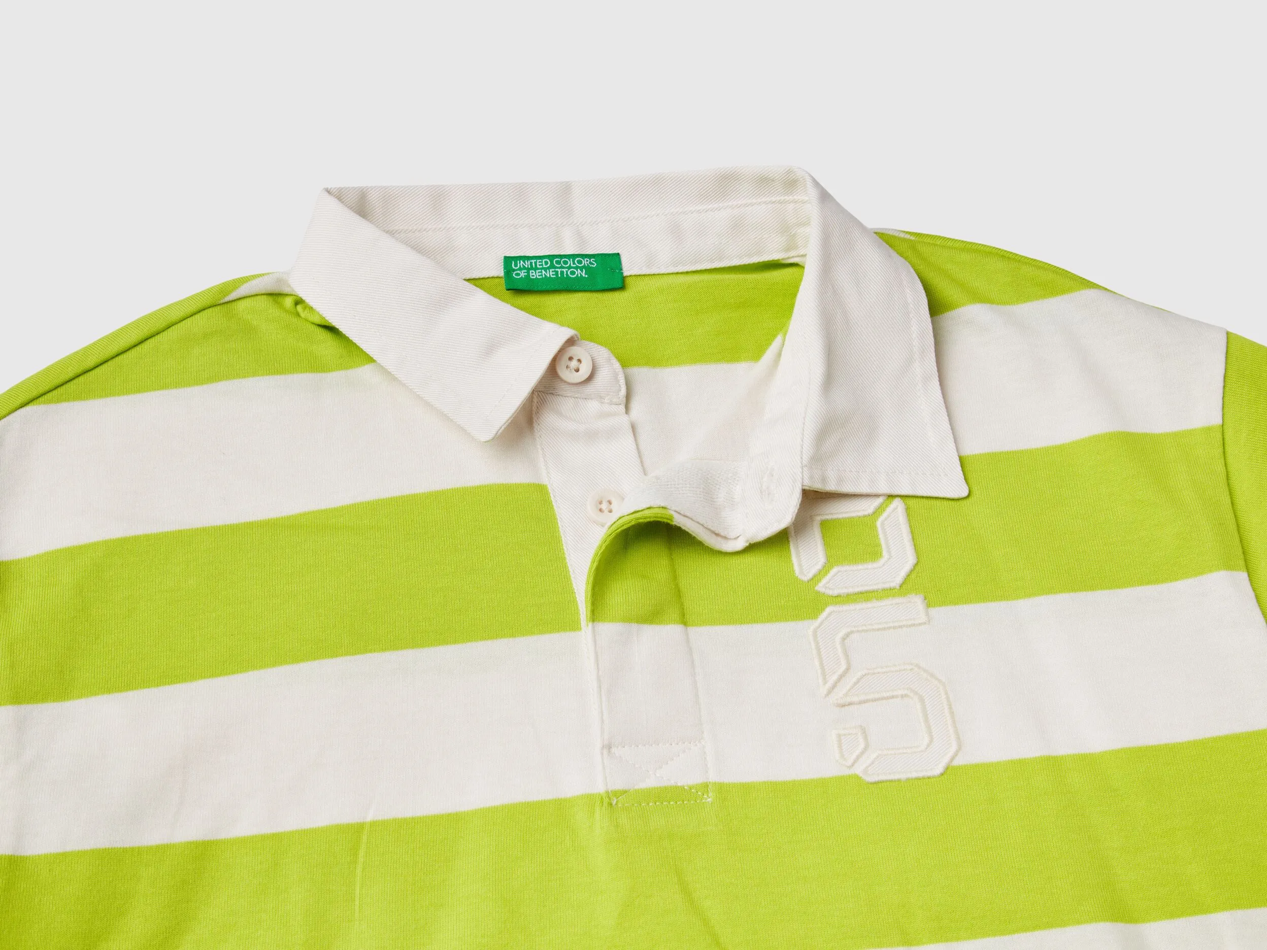 Polo de rugby con aplicación