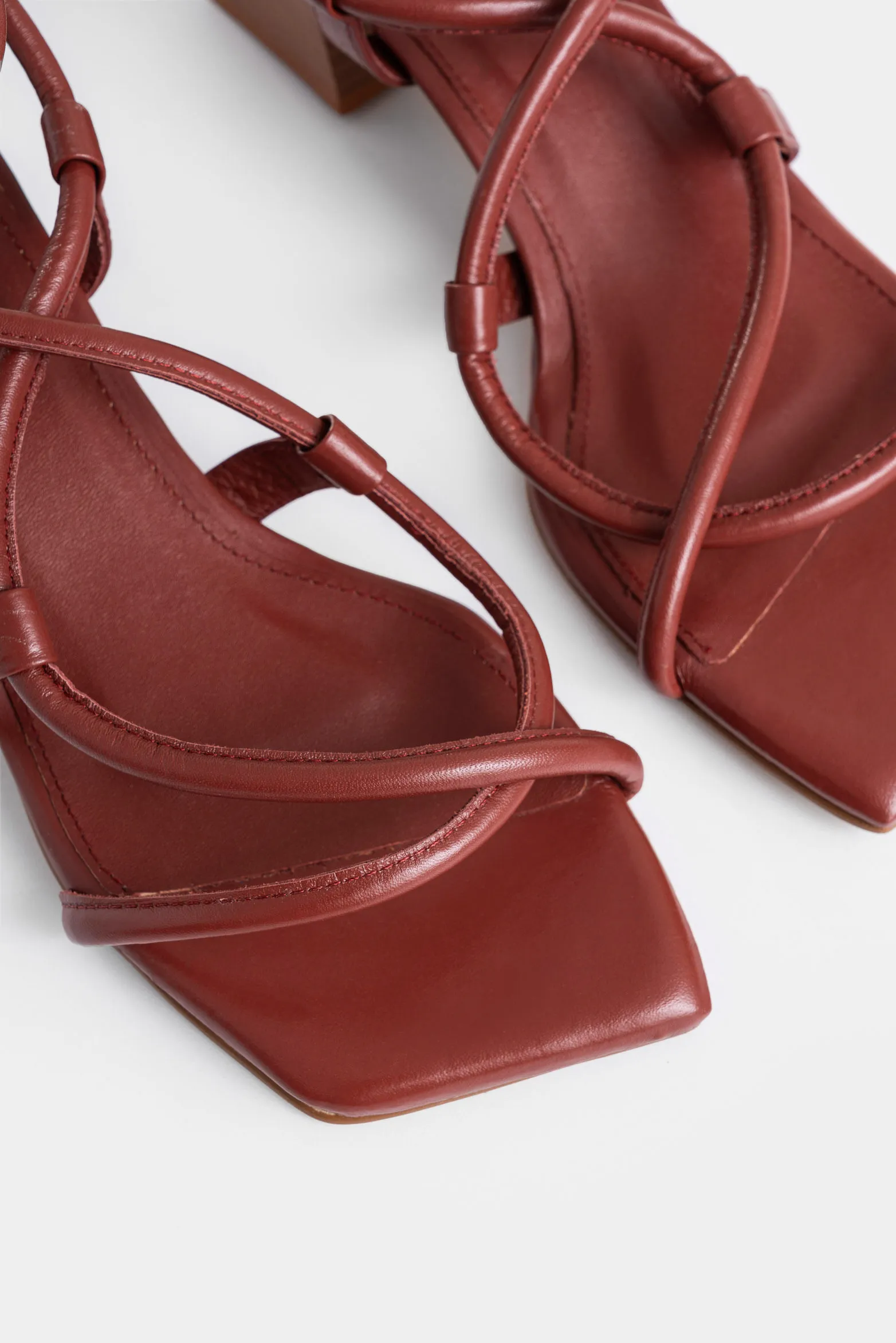 Sandalia tacón Calatea de cuero para mujer strap tubular