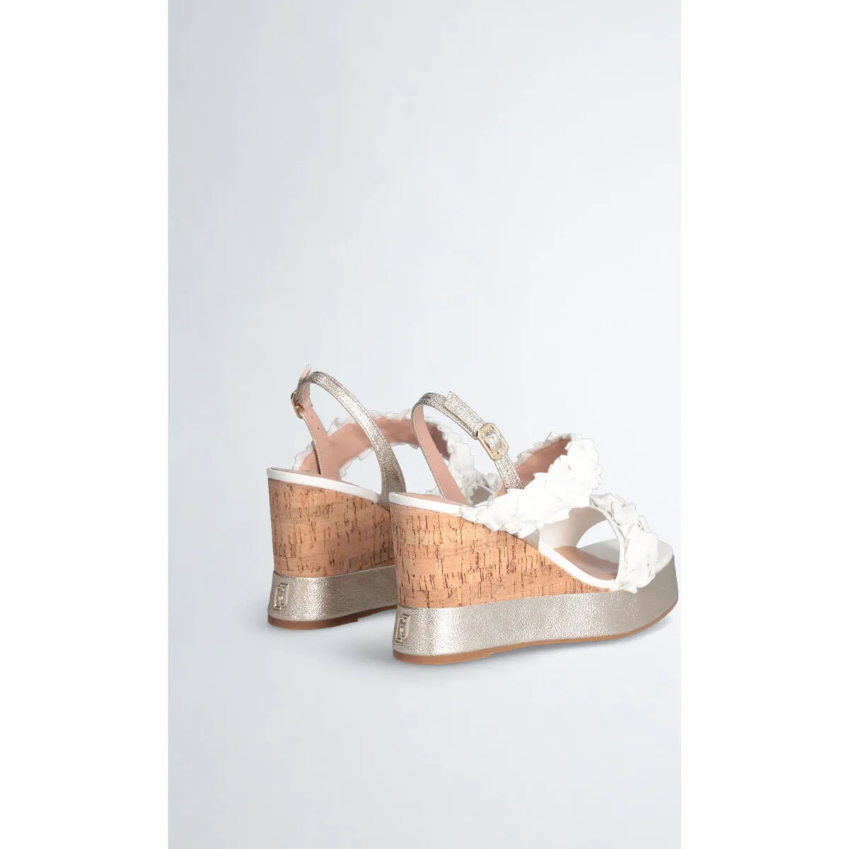 Sandalias de cuña con detalle cruzado plisado