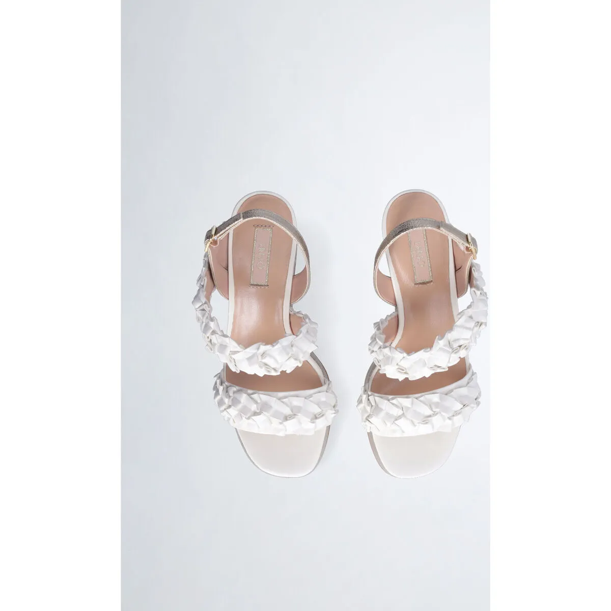 Sandalias de cuña con detalle cruzado plisado