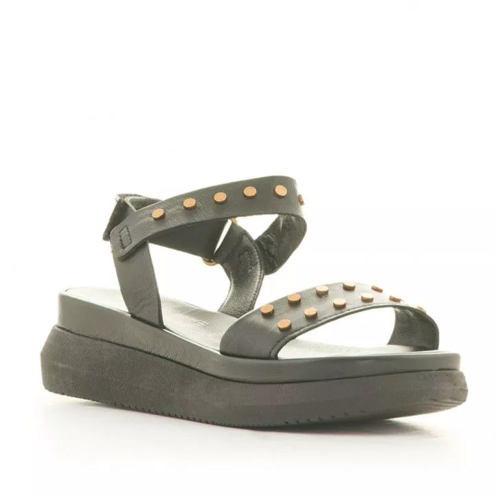Sandalias plataformas Mjus de piel negras con tachuelas doradas y cierre de velcro