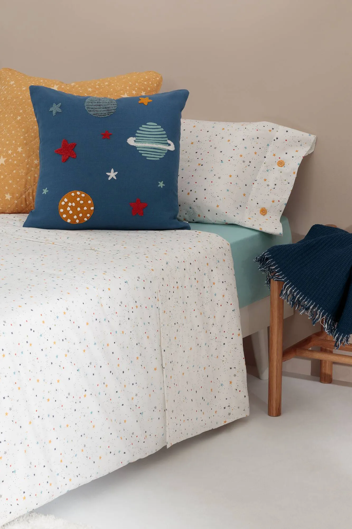 Set sábana encimera y funda de almohada niños algodón percal estrellas. Cama 80-90cm.
